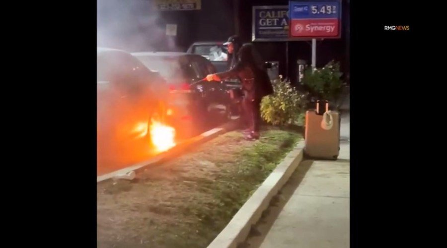 Una mujer fue arrestada después de que la cámara la captara incendiando un automóvil en una gasolinera de Hollywood el 27 de diciembre de 2024. (RMG)