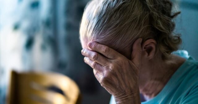 la mujer asustada regaló todos sus ahorros
