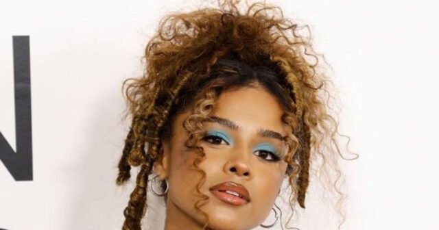 lo más de moda en 2024 maquillaje que recuerda a los años 90
