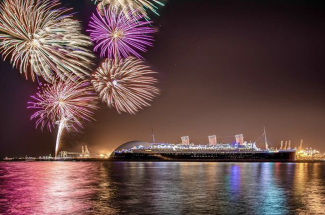 Los fuegos artificiales del Año Nuevo traen contaminación y riesgo de incendios forestales al sur de California
