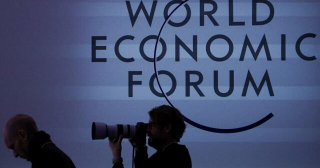 Celebridades desfilan en el Foro Económico Mundial de Davos
