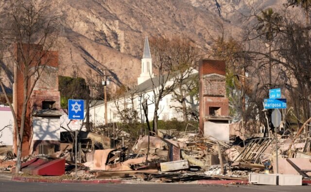 Después de los incendios, incluso las casas supervivientes pueden quedar "llenas de cenizas y daños por humo"
