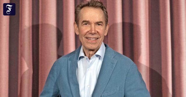 Al artista conceptual estadounidense Jeff Koons en su 70 cumpleaños.
