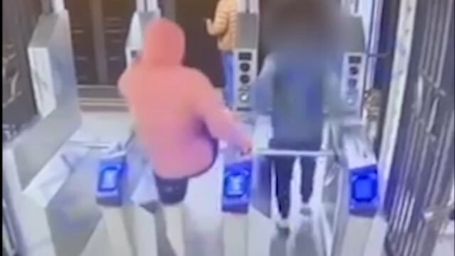 Hombre empujado por las vías del metro en estado crítico después de un incidente con el tren número 1 captado en video en Chelsea, Nueva York: funcionarios
