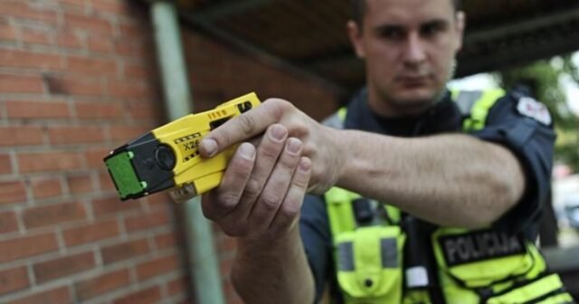 Los agentes no se asustaron y le aplicaron la descarga eléctrica.
