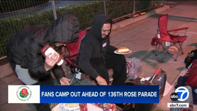 Los fanáticos del Rose Parade desafían las temperaturas nocturnas para obtener asientos privilegiados en Pasadena
