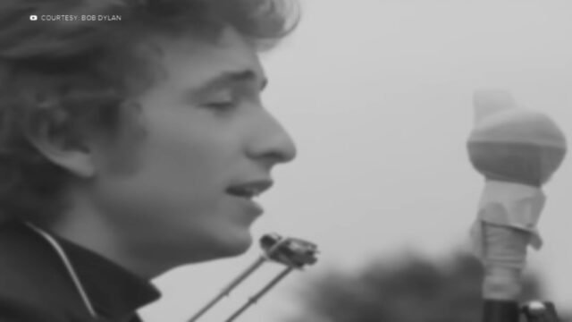 Subasta de Bob Dylan: Borrador de la letra de 'Mr. Tambourine Man se vende por 508.000 dólares
