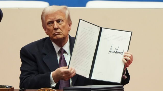 Trump firma orden ejecutiva que pone fin a la ciudadanía por nacimiento y otras acciones de inmigración
